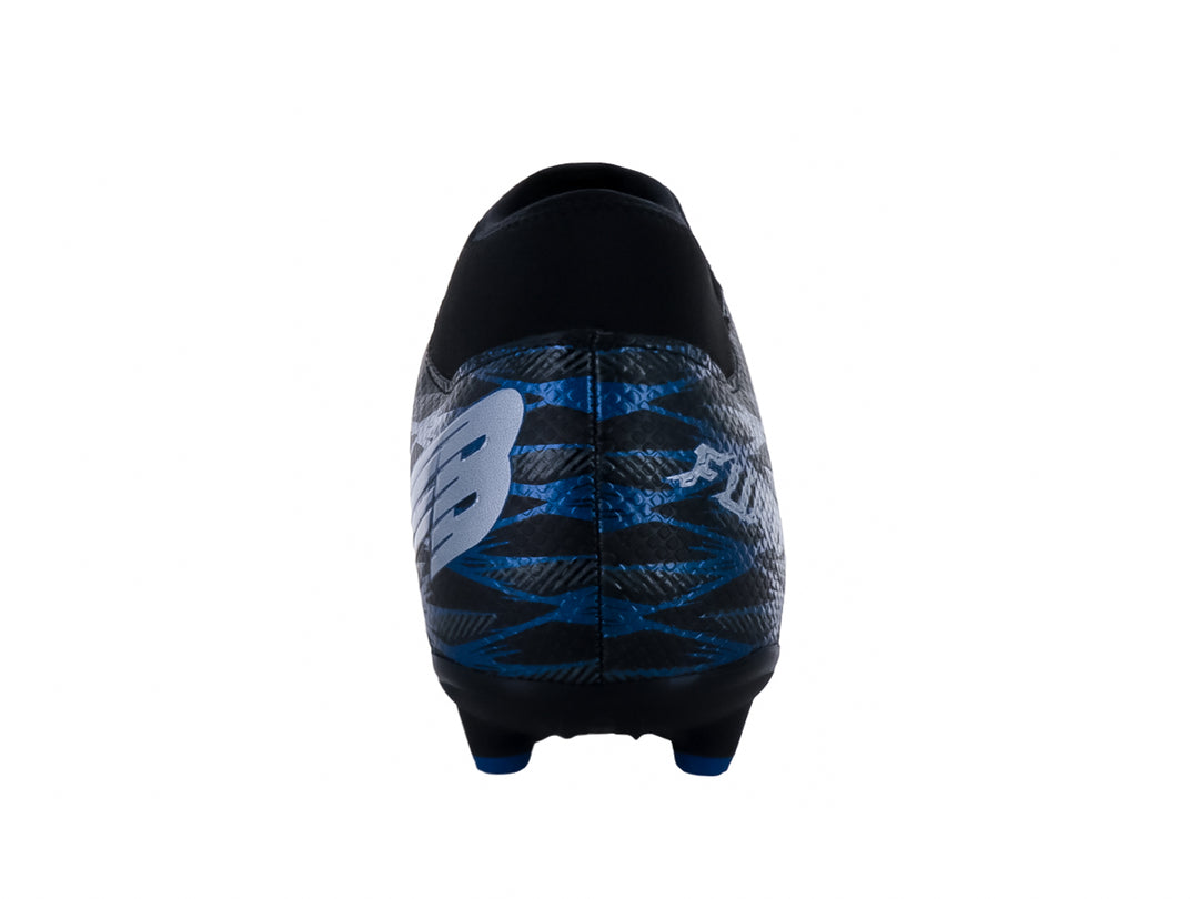 Botín de fútbol FURIA color negro con detalles y tacos en color azul.