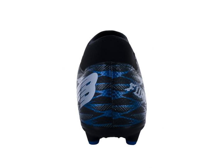 Botín de fútbol FURIA color negro con detalles y tacos en color azul.