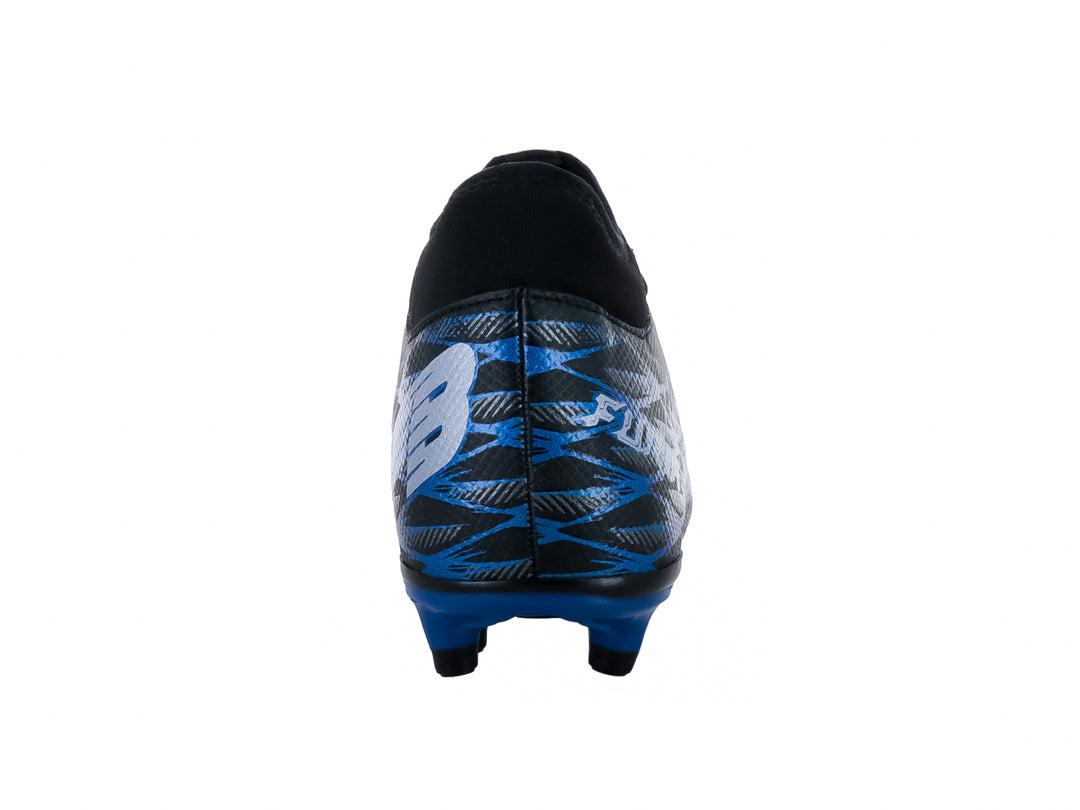 Zapato de fútbol para niño marca Furia, color negro con detalles azules y suela de tacos