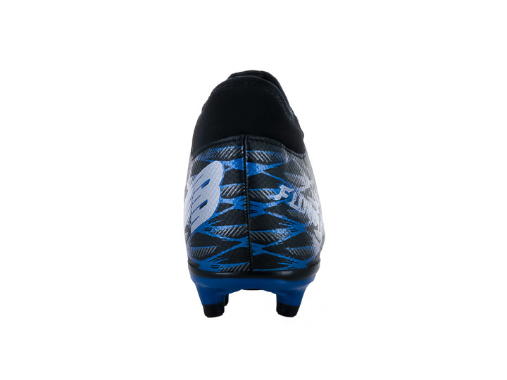 Zapato de fútbol para niño marca Furia, color negro con detalles azules y suela de tacos