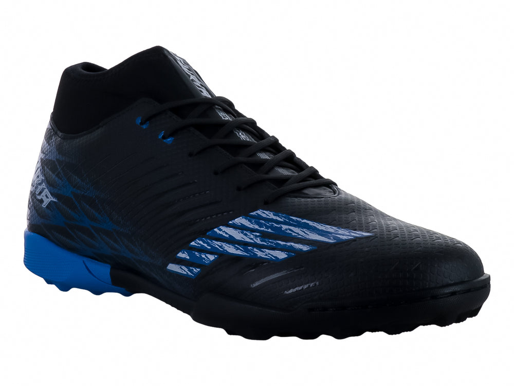 Zapato de fútbol Furia color negro con detalles y suela azul para pasto sintético.