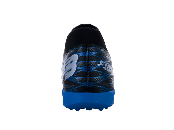 Zapato de fútbol Furia color negro con detalles y suela azul para pasto sintético.
