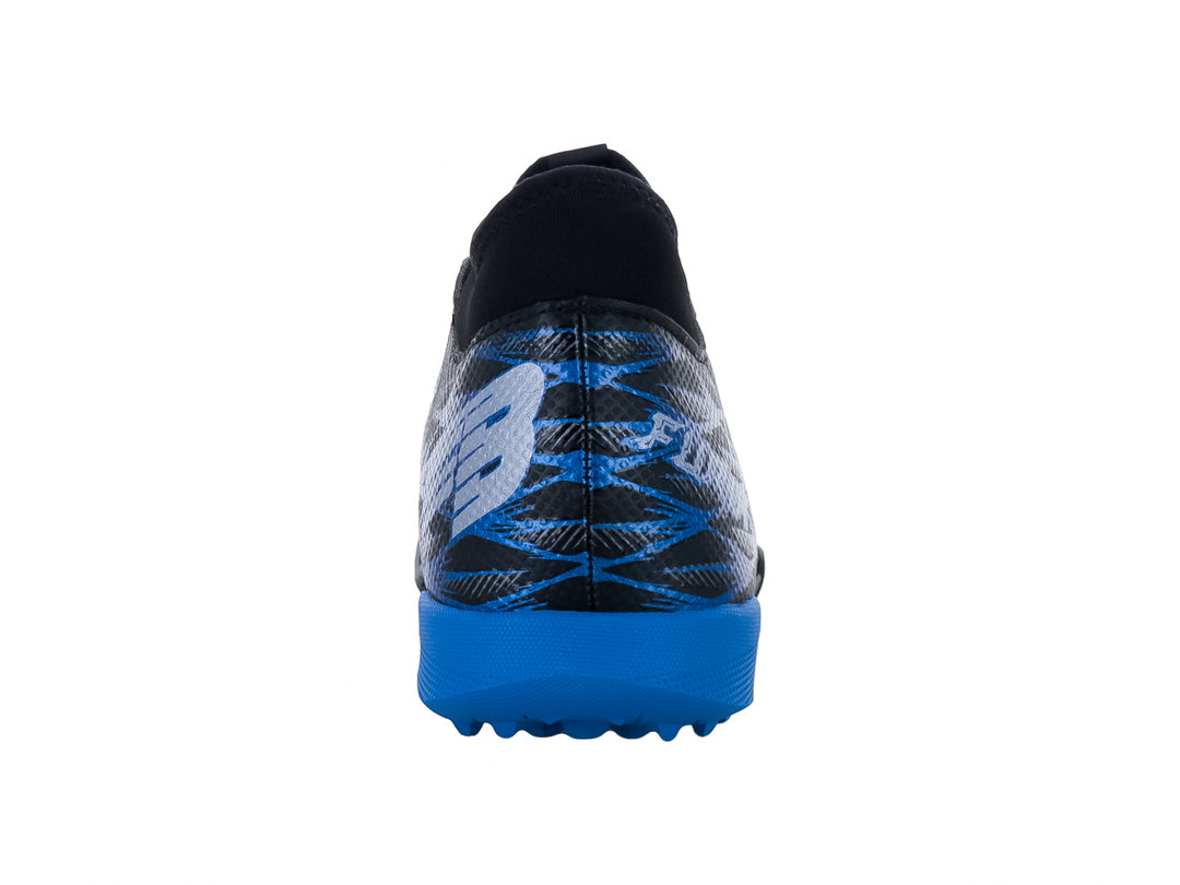 Zapato de fútbol Furia para niños en color negro con detalles y suela azul.