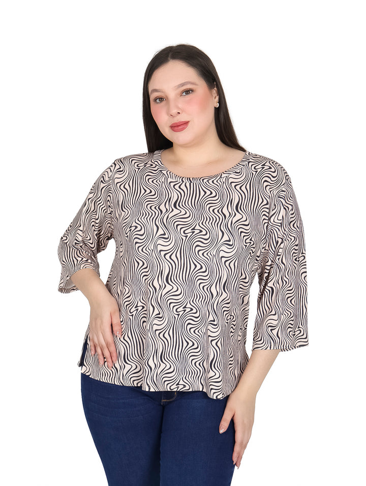 Mujer vistiendo blusa beige y negra con estampado de ondas y mangas 3/4.