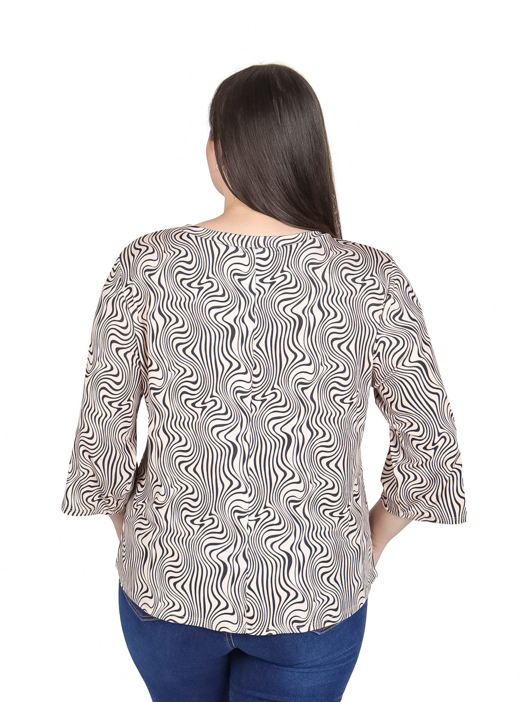 Mujer vistiendo blusa beige y negra con estampado de ondas y mangas 3/4.
