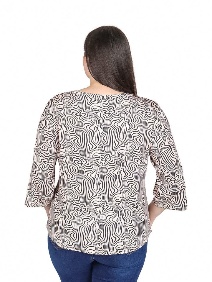Mujer vistiendo blusa beige y negra con estampado de ondas y mangas 3/4.