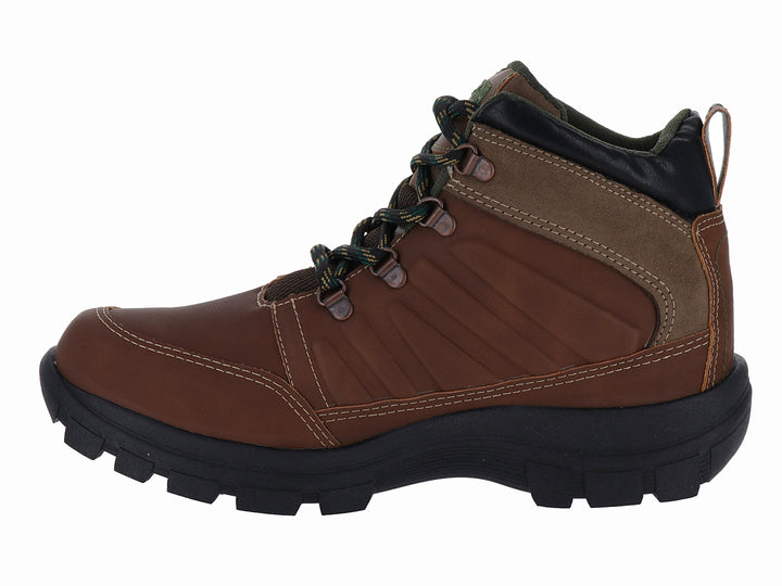 Bota casual color camel con suela negra y detalles en cuero sintético para hombre.
