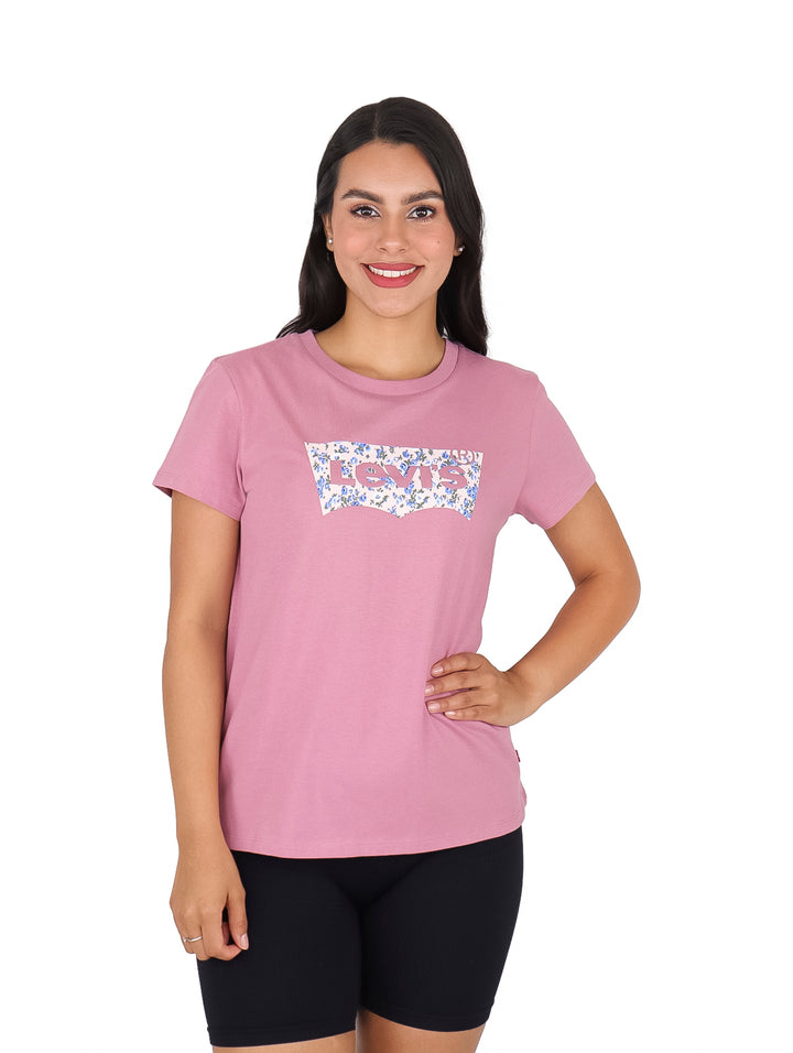 Mujer vistiendo una camiseta rosa de manga corta marca Levi&