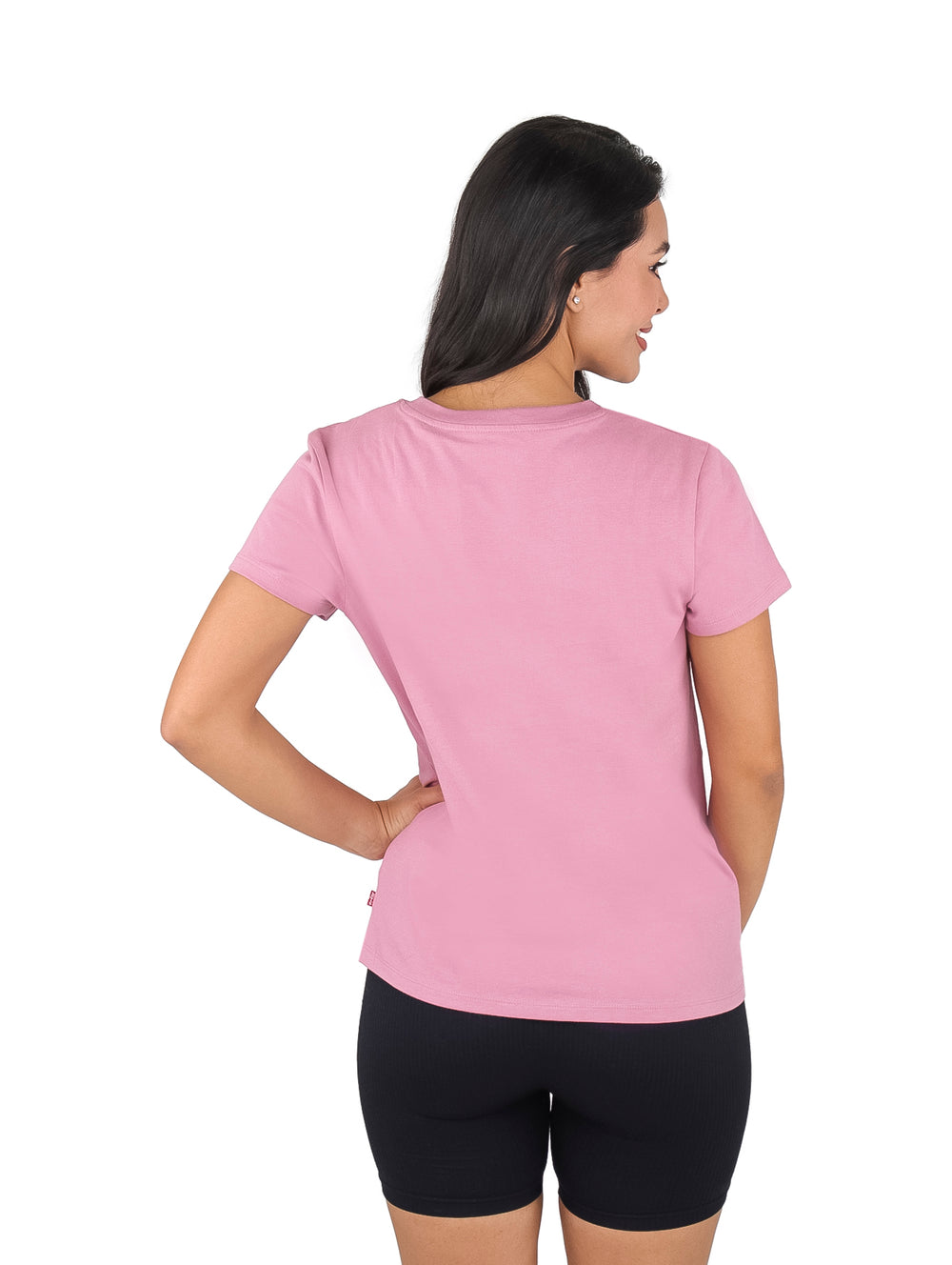 Mujer vistiendo una camiseta rosa de manga corta marca Levi's con logo floral en el pecho.