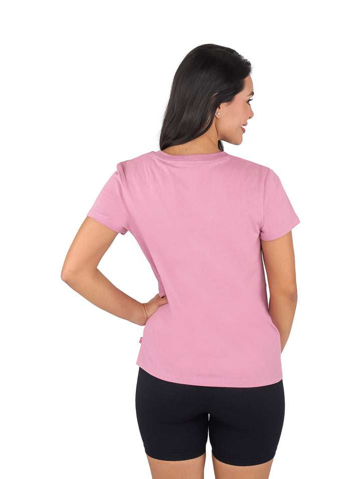 Mujer vistiendo una camiseta rosa de manga corta marca Levi&