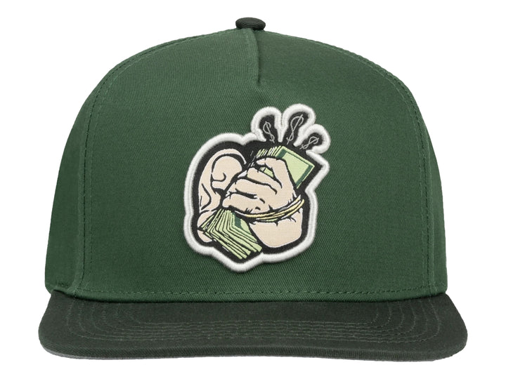Gorra snapback verde con visera plana y parche frontal de una mano sosteniendo dinero.