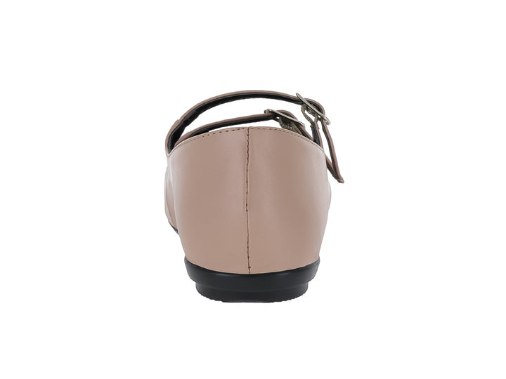 Zapato plano color maquillaje con punta negra y doble correa con hebilla metálica.