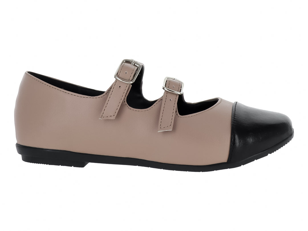 Zapato plano color maquillaje con punta negra y dos correas con hebillas plateadas.