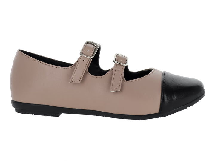 Zapato plano color maquillaje con punta negra y dos correas con hebillas plateadas.