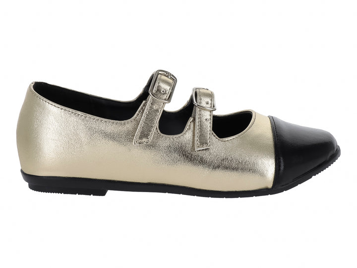 Zapato plano color oro con punta negra y dos correas con hebilla.