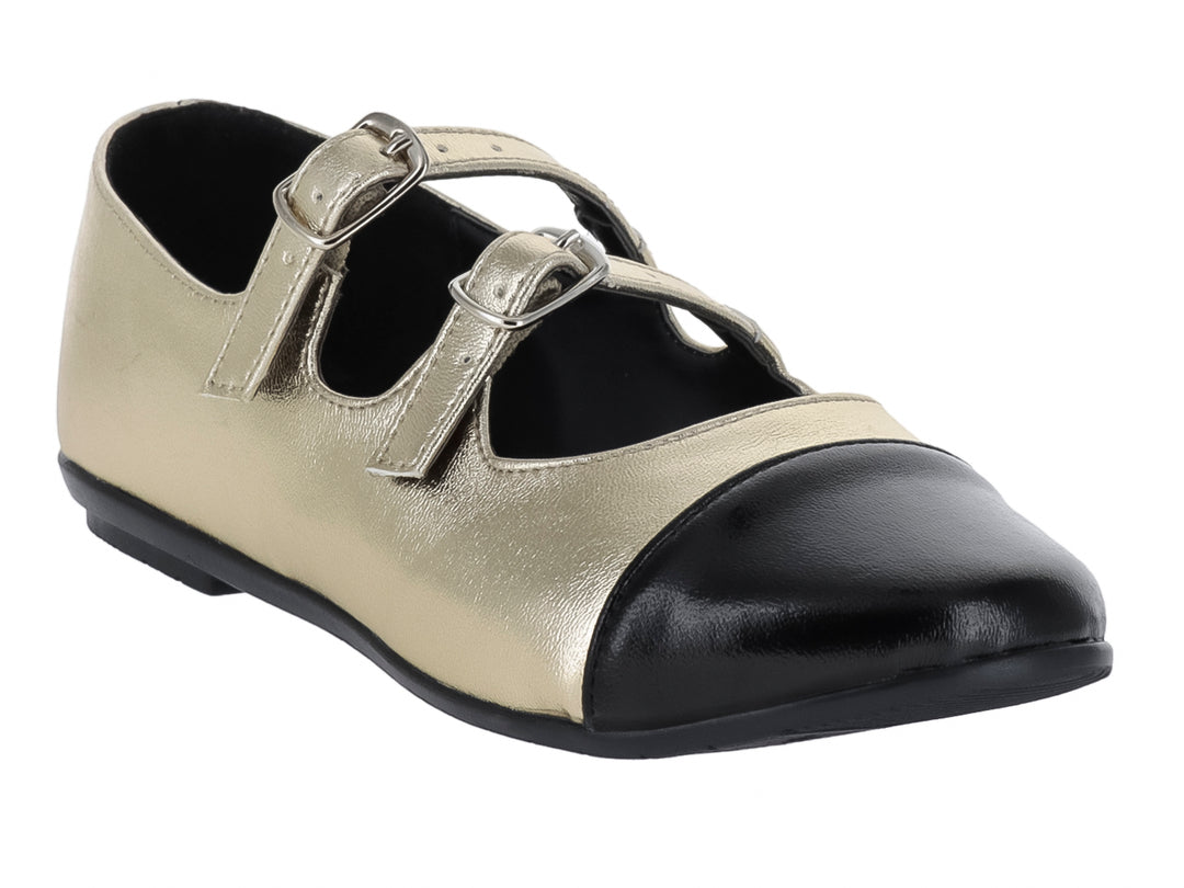 Zapato plano color oro con punta negra y dos correas con hebilla.