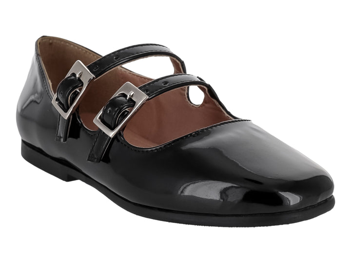Zapato plano de charol negro con dos correas y hebillas plateadas.