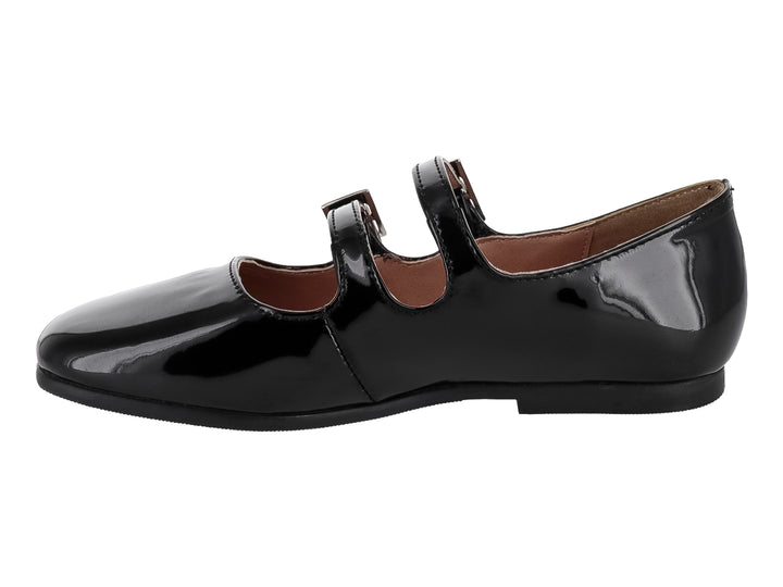 Zapato plano de charol negro con dos correas y hebillas plateadas.