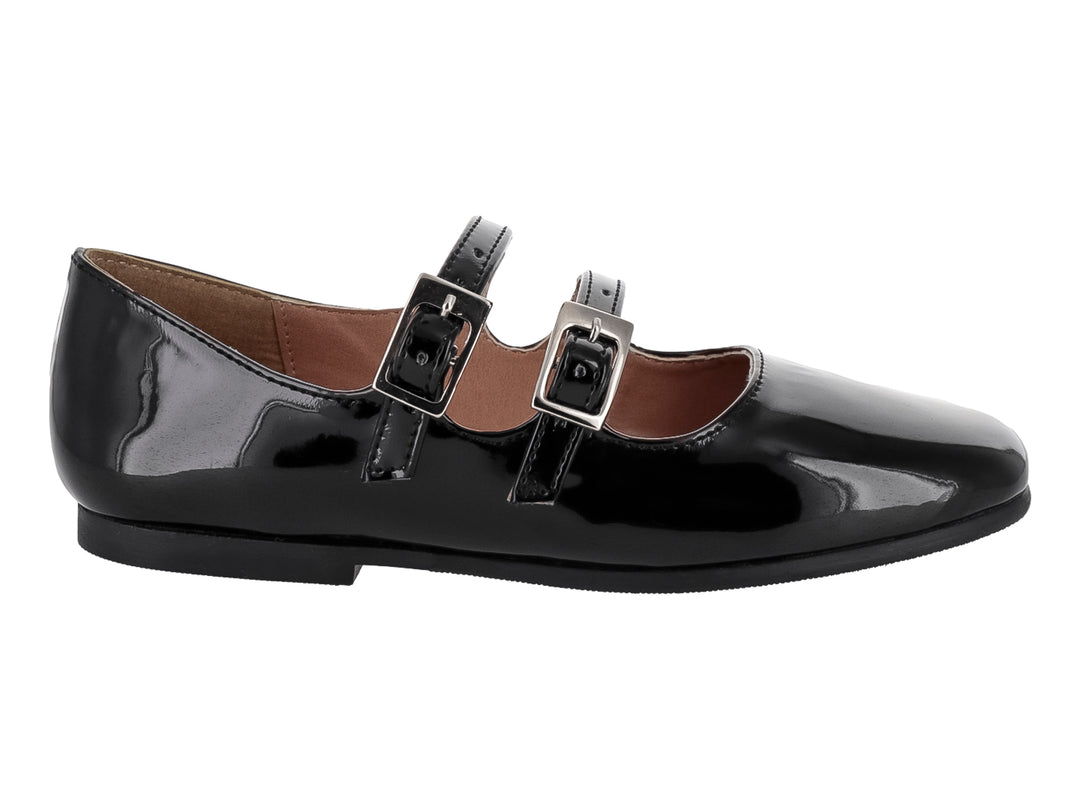 Zapato plano de charol negro con dos hebillas plateadas y punta redondeada.