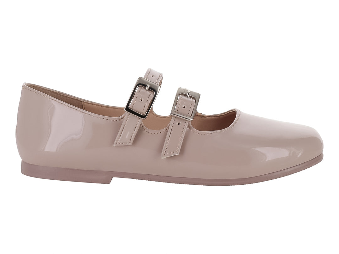 Zapato plano color beige de charol con dos correas y hebillas plateadas.