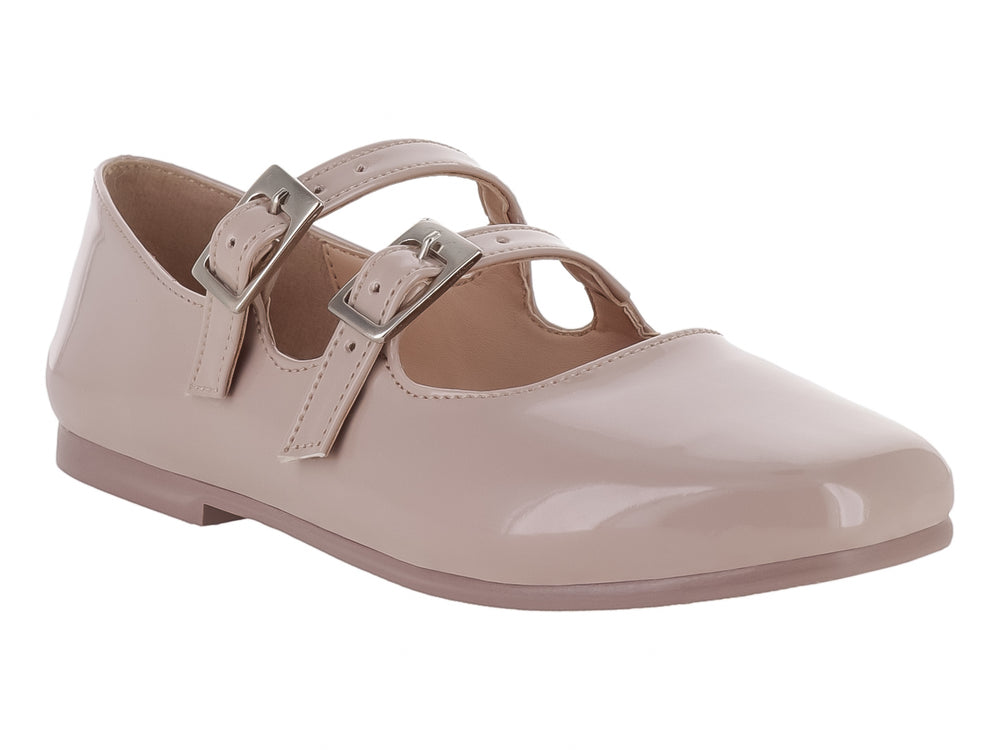 Zapato plano color beige de charol con dos correas y hebillas plateadas.