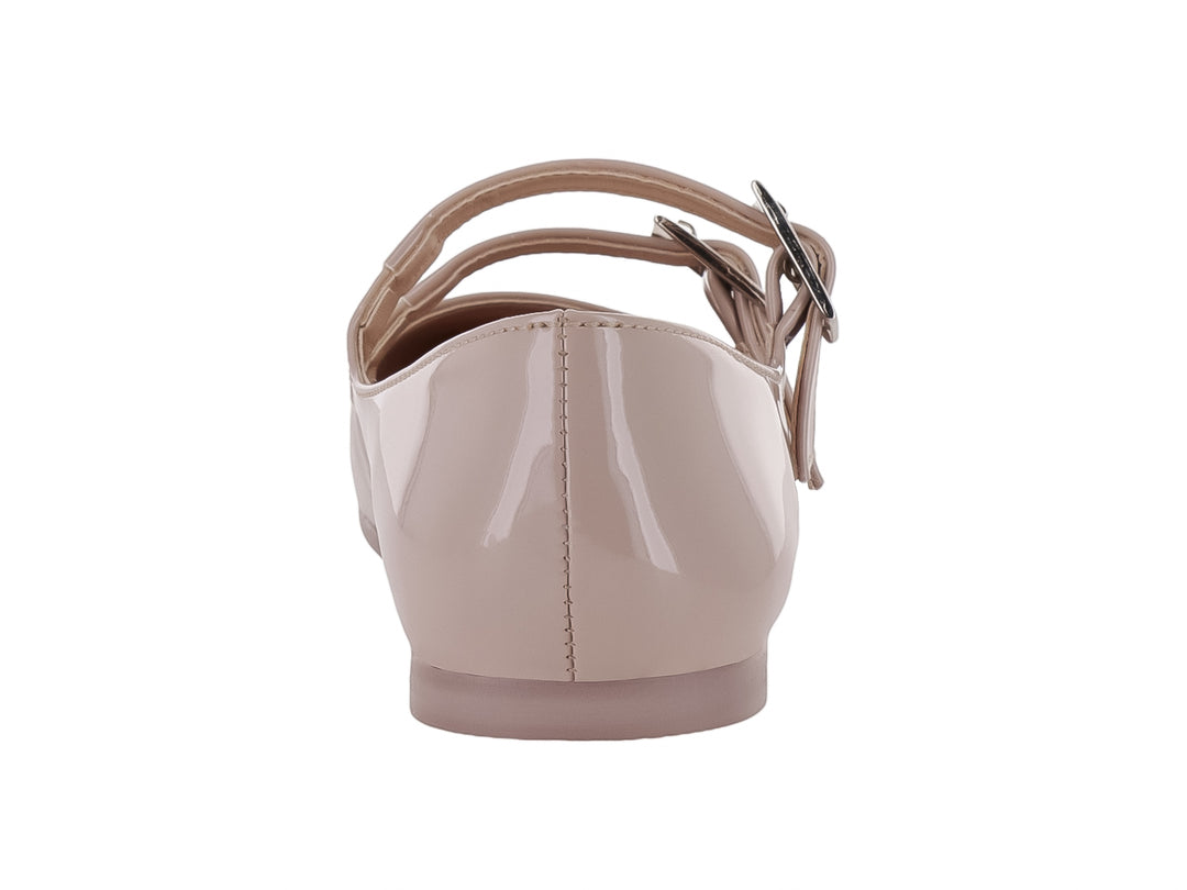 Zapato plano color beige de charol con dos correas y hebillas plateadas.