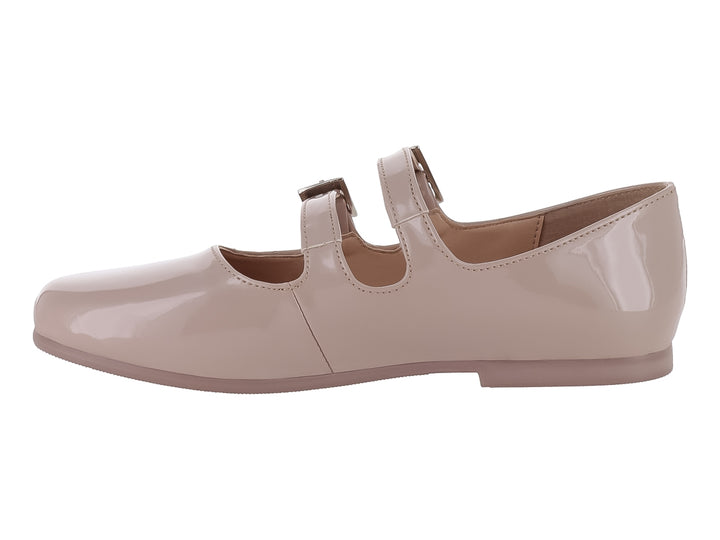 Zapato plano color beige de charol con dos correas y hebillas plateadas.