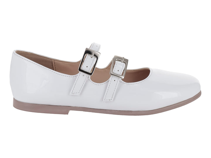 Zapato plano blanco de charol con dos correas y hebillas plateadas.