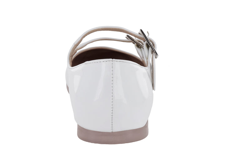 Zapato plano blanco de charol con dos correas y hebillas plateadas.