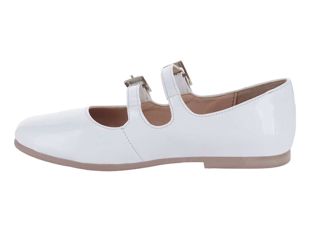 Zapato plano blanco de charol con dos correas y hebillas plateadas.