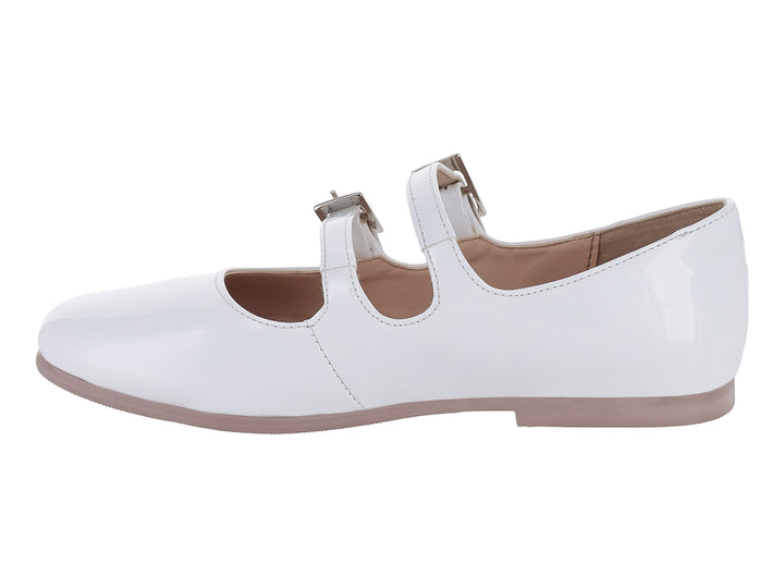 Zapato plano blanco de charol con dos correas y hebillas plateadas.