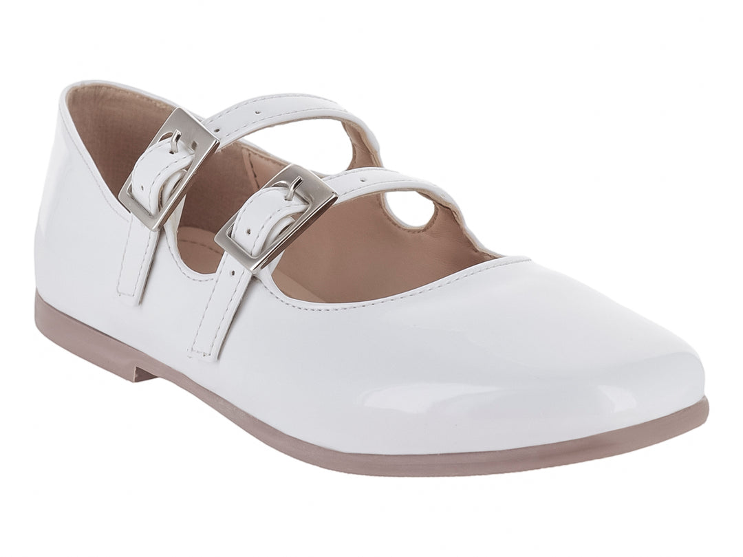 Zapato plano blanco de charol con dos correas y hebillas plateadas.