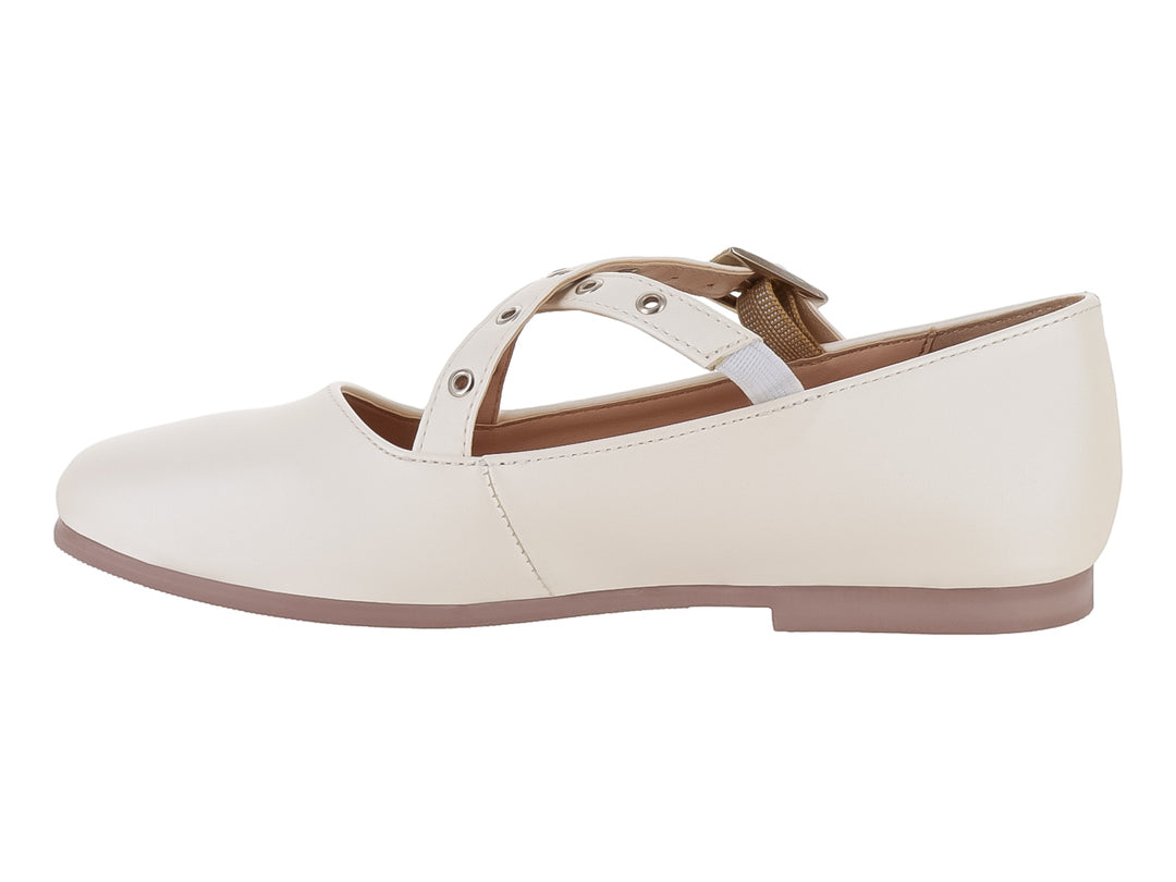Zapato plano color marfil estilo Mary Jane con correa y hebilla metálica.