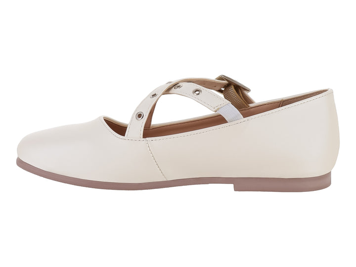 Zapato plano color marfil estilo Mary Jane con correa y hebilla metálica.