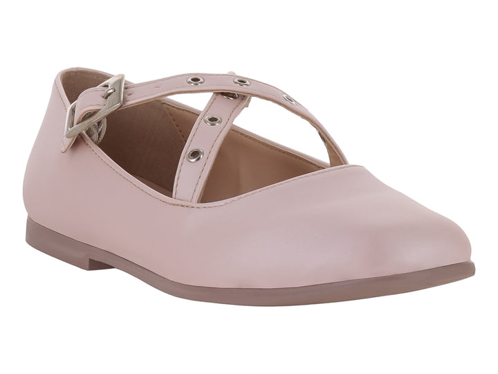 Zapato plano color rosa palo con correa y hebilla metálica, estilo Mary Jane.