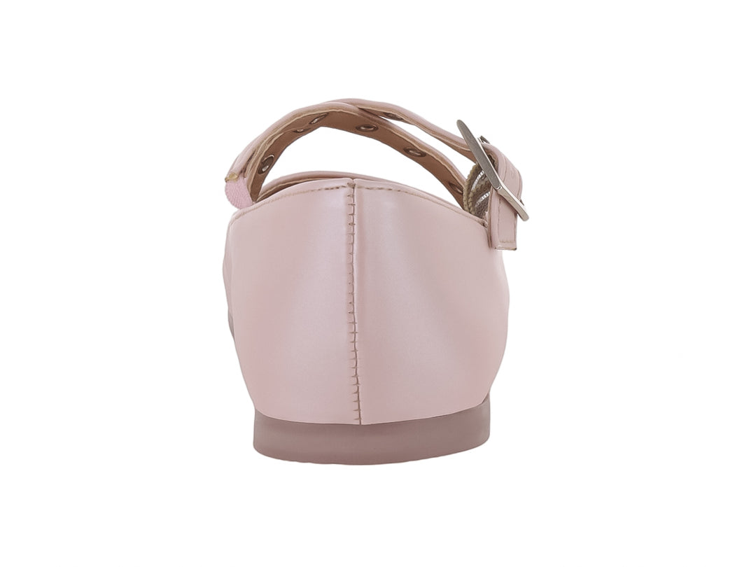 Zapato plano color rosa palo con correa y hebilla metálica, estilo Mary Jane.
