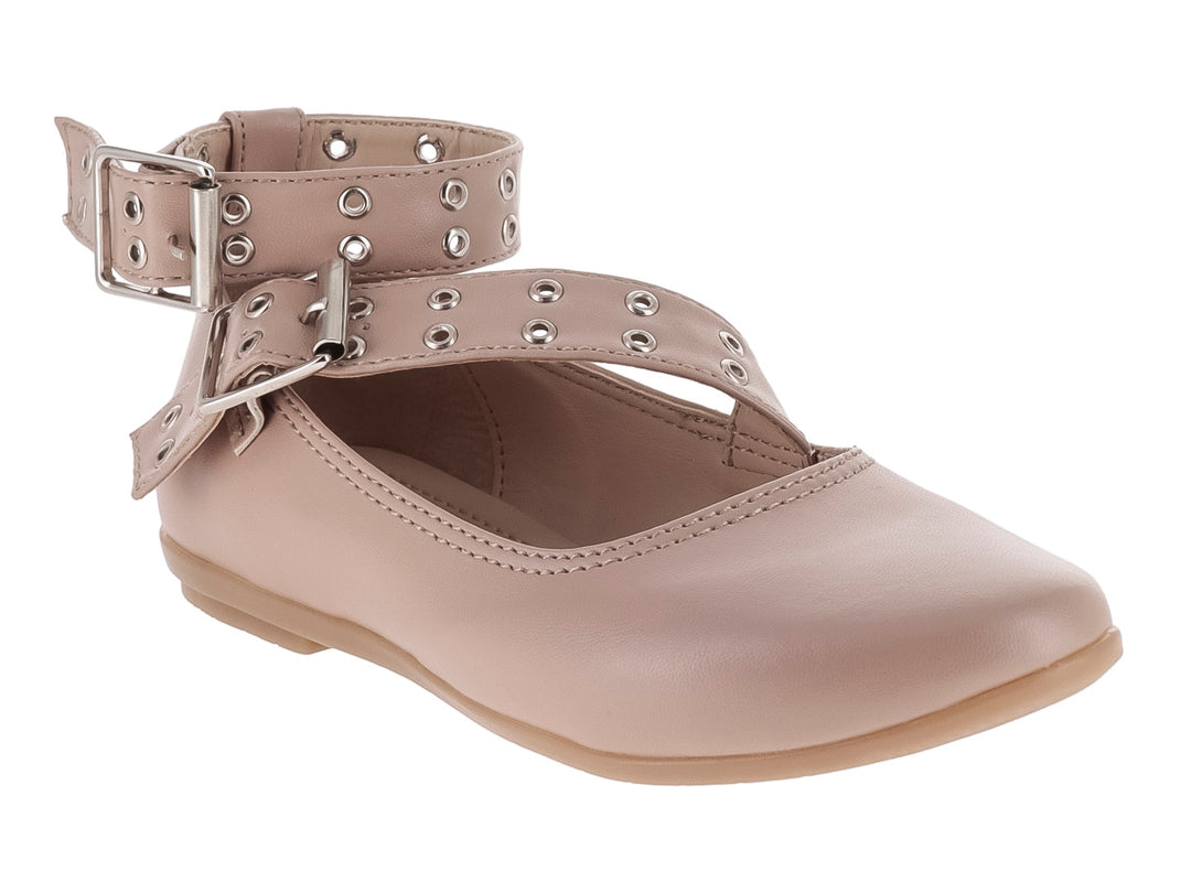 Zapato plano color beige con correas y hebillas metálicas.