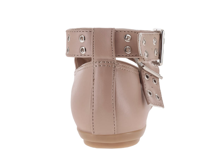 Zapato plano color beige con correas y hebillas metálicas.