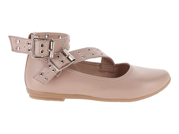 Zapato plano color maquillaje para niña con correa al tobillo y detalles de hebillas y ojetes plateados.