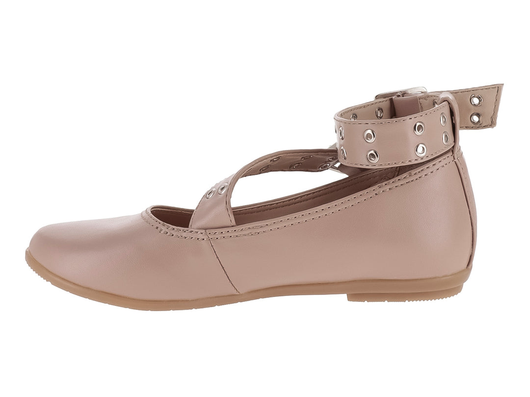 Zapato plano color maquillaje para niña con correa al tobillo y detalles de hebillas y ojetes plateados.