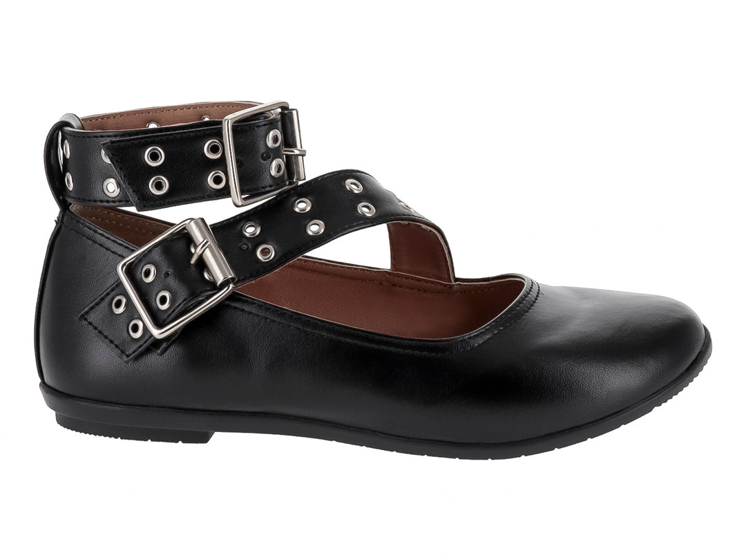 Zapato plano negro de piel con dos correas y hebillas plateadas.