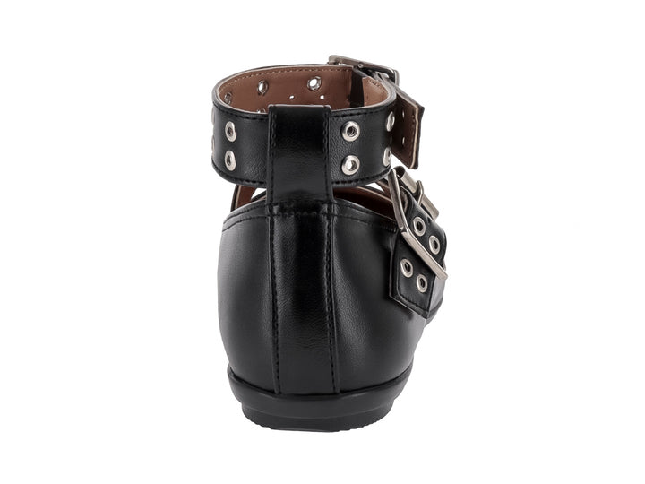 Zapato plano negro de piel con dos correas y hebillas plateadas.