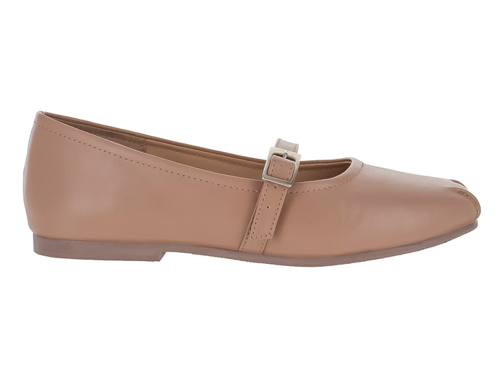 Zapato plano color maquillaje de piel con correa y hebilla metálica lateral.