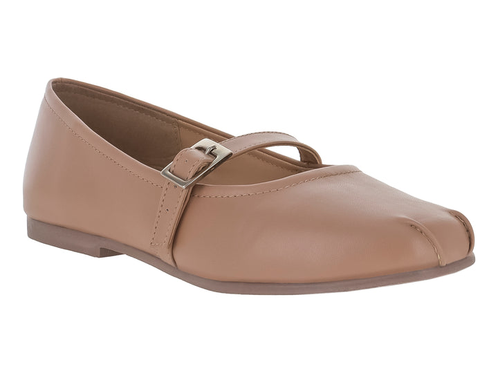 Zapato plano color maquillaje de piel con correa y hebilla metálica lateral.