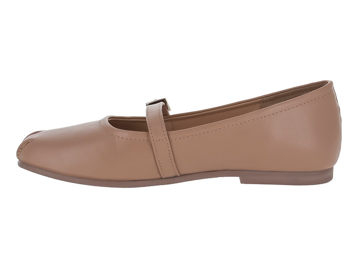 Zapato plano color maquillaje de piel con correa y hebilla metálica lateral.