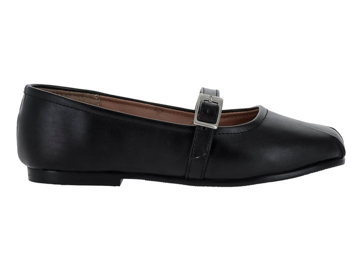 Zapato plano negro de cuero con correa y hebilla plateada.