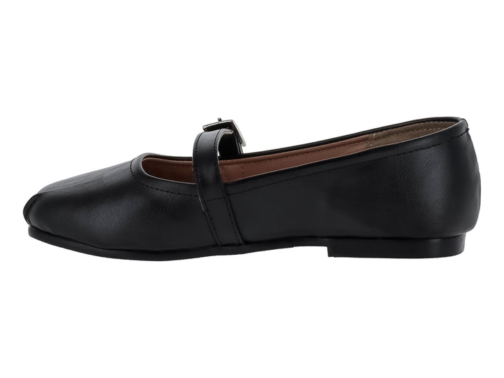 Zapato plano negro de cuero con correa y hebilla plateada.