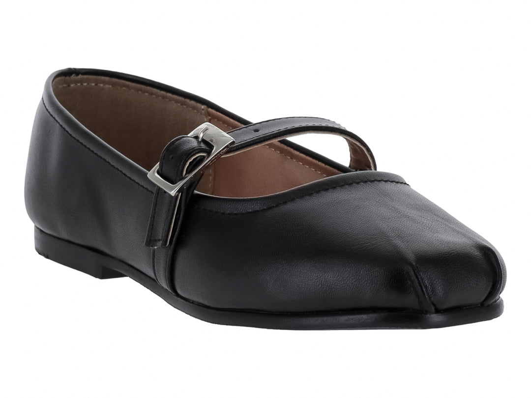 Zapato plano negro de piel con correa y hebilla plateada, estilo Mary Jane.