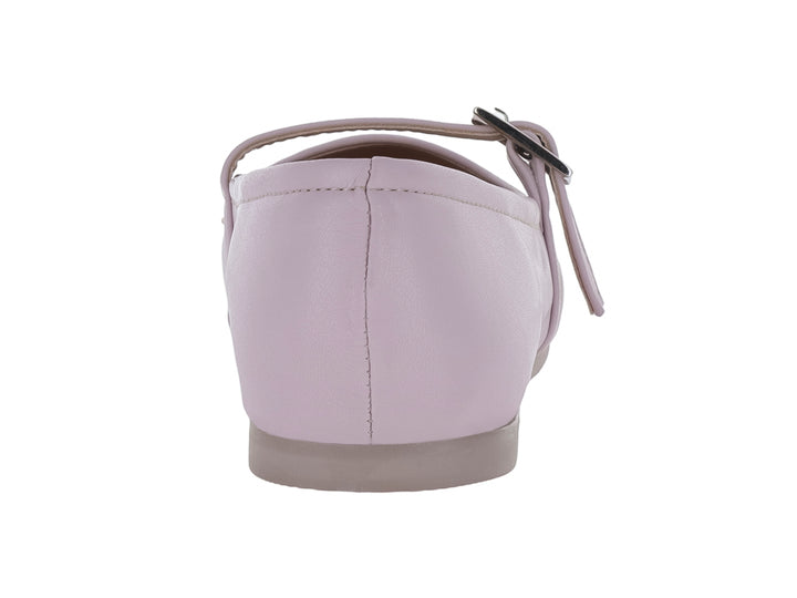 Zapato plano color lila pétalo con correa y hebilla metálica para niña.