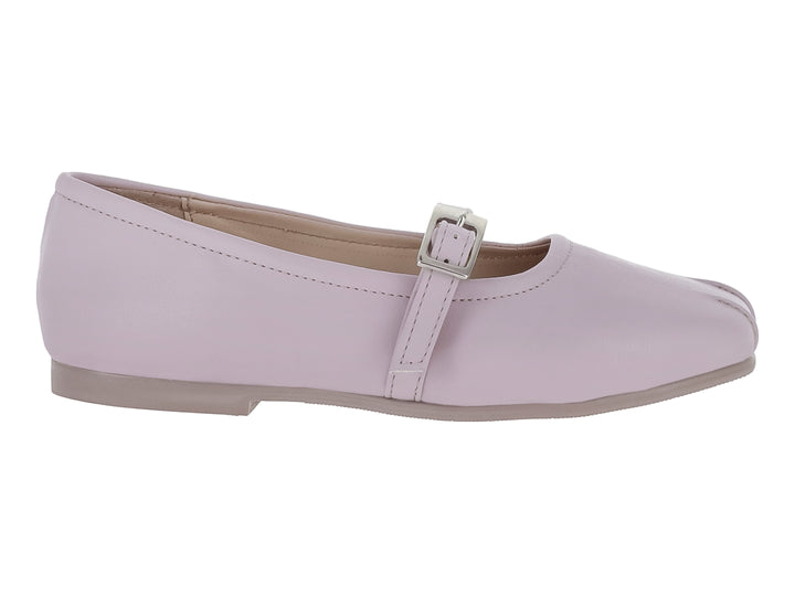 Zapato plano color lila para niña con correa y hebilla plateada.